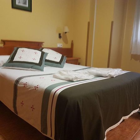 Hostal Los Nogales Cangas De Narcea Exteriör bild