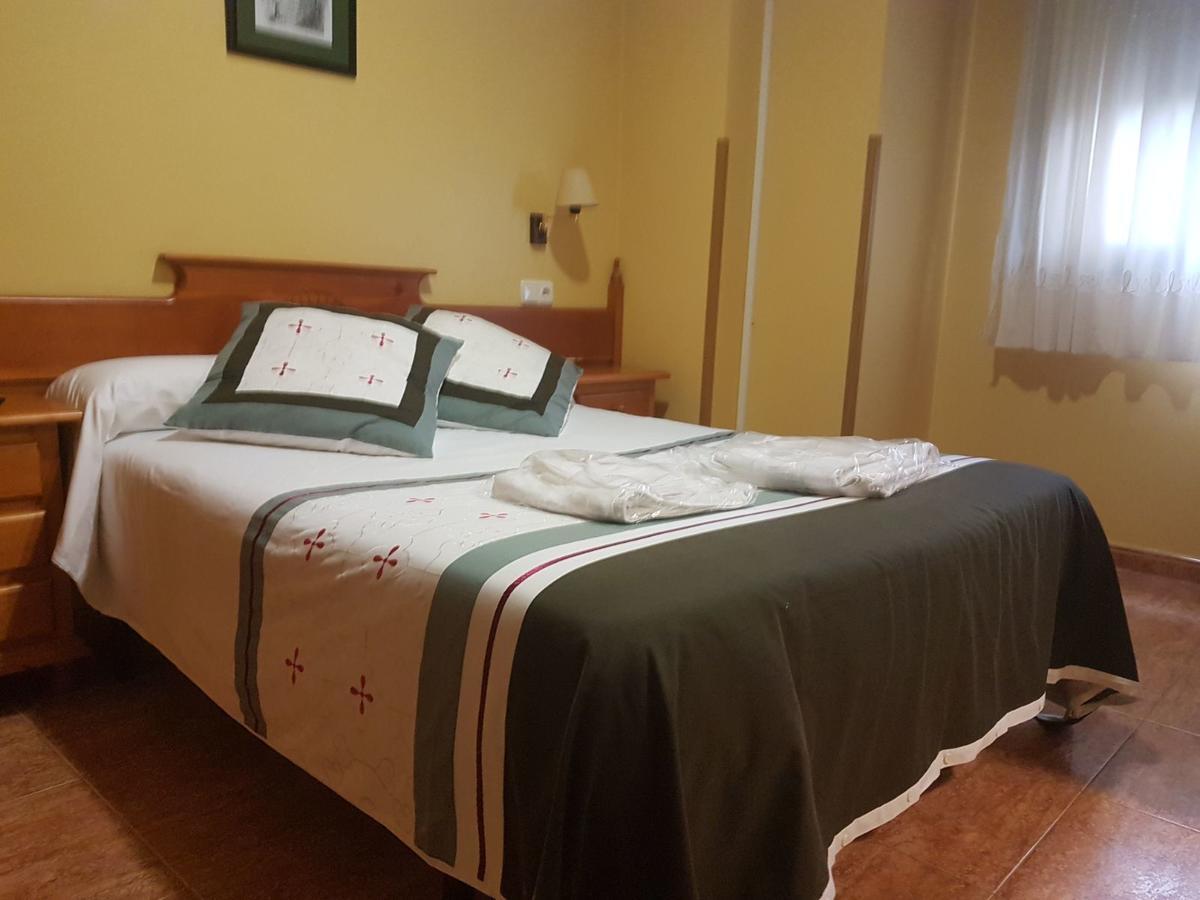 Hostal Los Nogales Cangas De Narcea Exteriör bild
