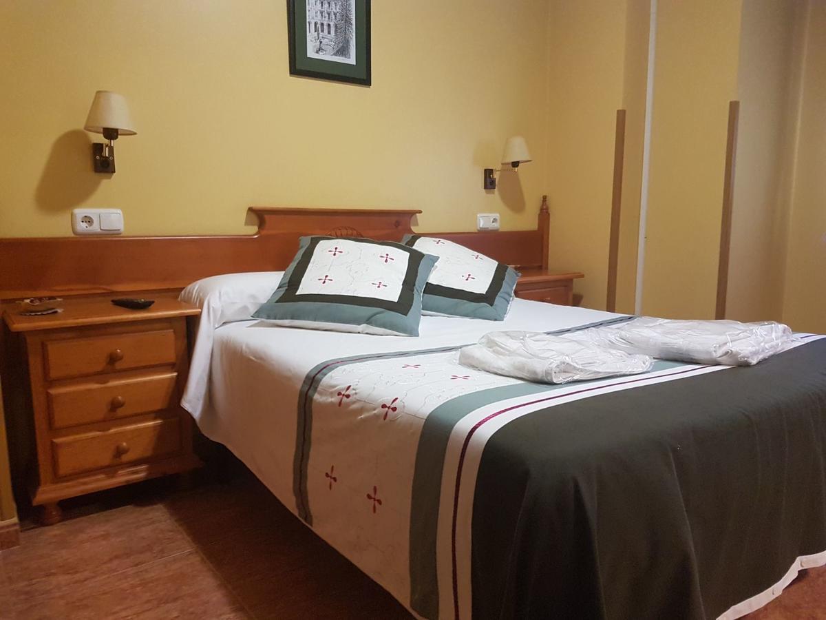 Hostal Los Nogales Cangas De Narcea Exteriör bild