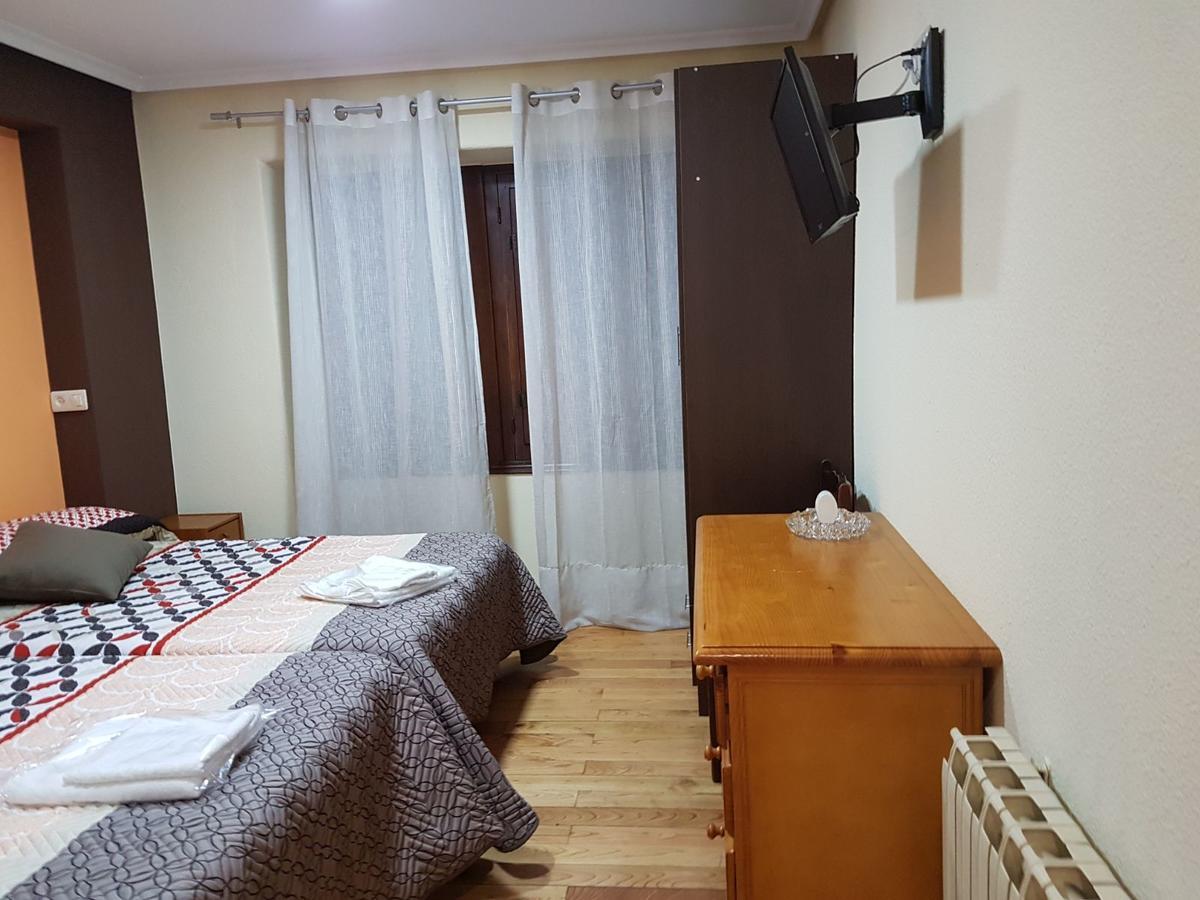 Hostal Los Nogales Cangas De Narcea Exteriör bild